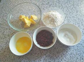 准备材料，蔓越莓切碎碎