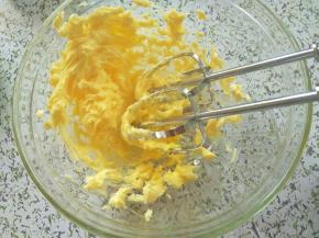 黄油室温软化，稍打几圈加入糖粉，搅打至顺滑