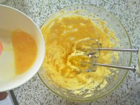 分次加入蛋液搅打，每次都要打到完全融合，再加入下一次蛋液