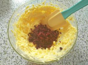 加入蔓越莓干，拌均匀