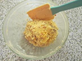 加入低粉，用切拌，压拌的方法拌均匀成团