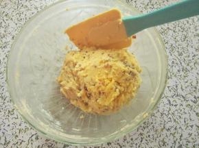 加入低粉，用切拌，压拌的方法拌均匀成团