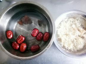 提前把红枣，桃胶和银耳泡上