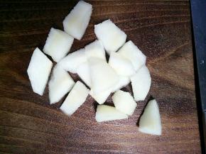 取一个梨去皮切块