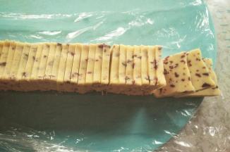 取出面团，切成4-5毫米的方块，同时170度预热烤箱