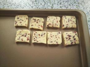 把饼干坯均匀间隙的摆在金盘上，如果金盘防粘性不够好，要铺上一层油纸，不然烤的时候粘在烤盘上了