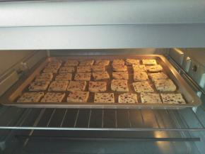 放进预热好的烤箱中层，170度上下火烤20-23分钟，观察饼干边缘上色即可出炉放凉