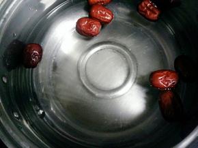 锅中放入适量的水，开中火，放入枣子