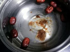 u洗净去掉杂质的桃胶