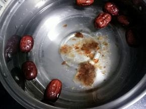 u洗净去掉杂质的桃胶