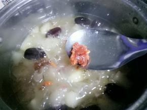 放入枸杞，关火
