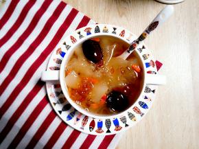 一碗养颜润肺的银耳红枣梨羹就做好了