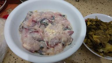 一条大点的鱼用刀削成片，加入生粉料酒适当腌制下