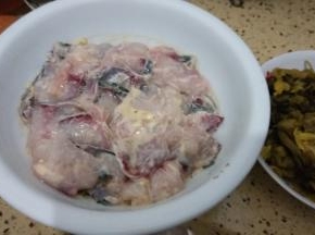 一条大点的鱼用刀削成片，加入生粉料酒适当腌制下