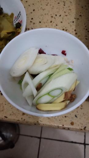 备好葱姜蒜和辣椒