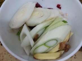 备好葱姜蒜和辣椒