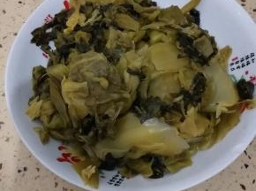 酸菜事先用水浸泡过