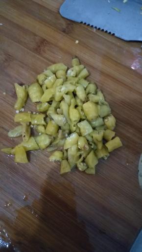 取出米辣椒切段