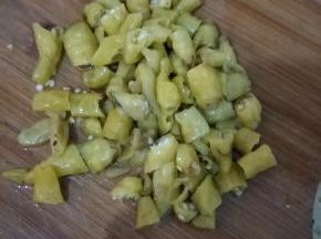 取出米辣椒切段