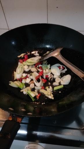 热锅入油放入作料炒香