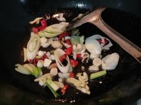 热锅入油放入作料炒香