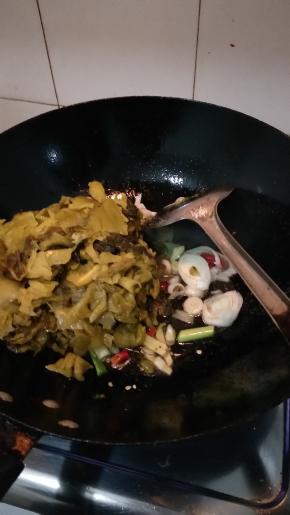 加入酸菜翻炒