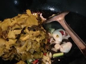 加入酸菜翻炒