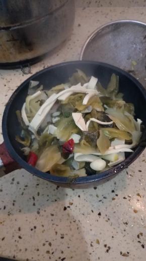 所有菜品烧开后捞出