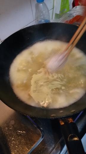 锅内只剩下汤汁，这时一片一片下去鱼片煮