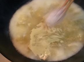 锅内只剩下汤汁，这时一片一片下去鱼片煮