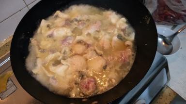 一片一片下去鱼片慢慢煮熟