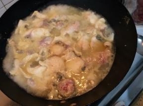 一片一片下去鱼片慢慢煮熟