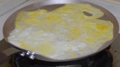 鸡蛋打散，放入平底锅摊平，然后切成丝。