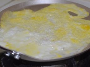 鸡蛋打散，放入平底锅摊平，然后切成丝。