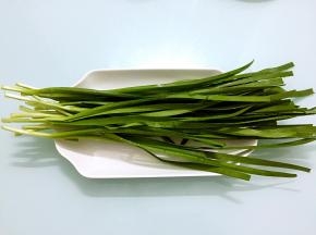 韭菜去除老梗洗净备用