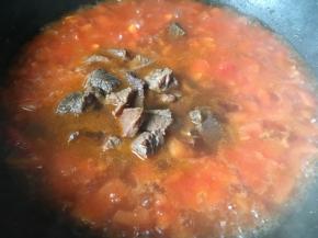 加入炖好的牛肉，连汤一起，香料挑出