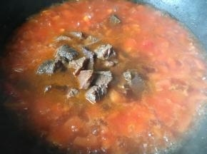 加入炖好的牛肉，连汤一起，香料挑出