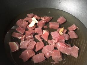 牛肉加料酒姜片飞水