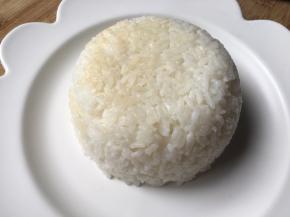 米饭装碗倒扣盘子里