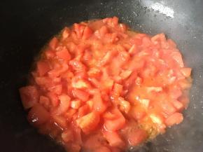 锅里热油炒番茄