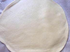 皮拿出上下垫油纸擀薄