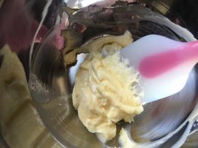 黄油室温软化加糖粉混合