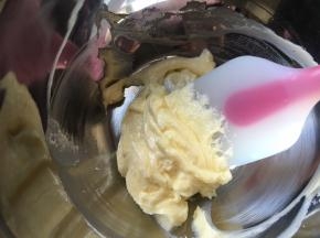 黄油室温软化加糖粉混合