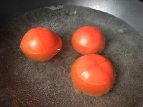 番茄划十字开水烫一下