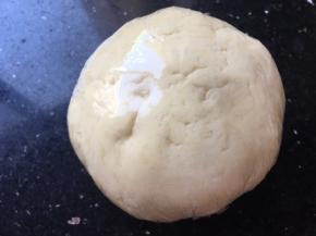 揉成团包保鲜膜冰箱冷藏30分钟