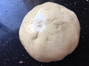 揉成团包保鲜膜冰箱冷藏30分钟