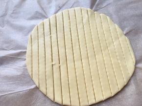 余下面团再擀薄，切均匀条