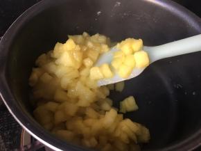 炒到粘稠成团即可