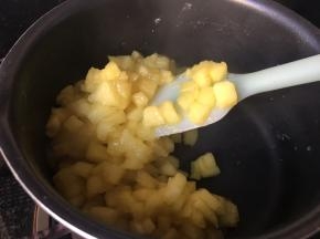 炒到粘稠成团即可