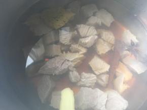 加八角桂皮香叶姜料酒酱油适量水，高压锅压30分钟